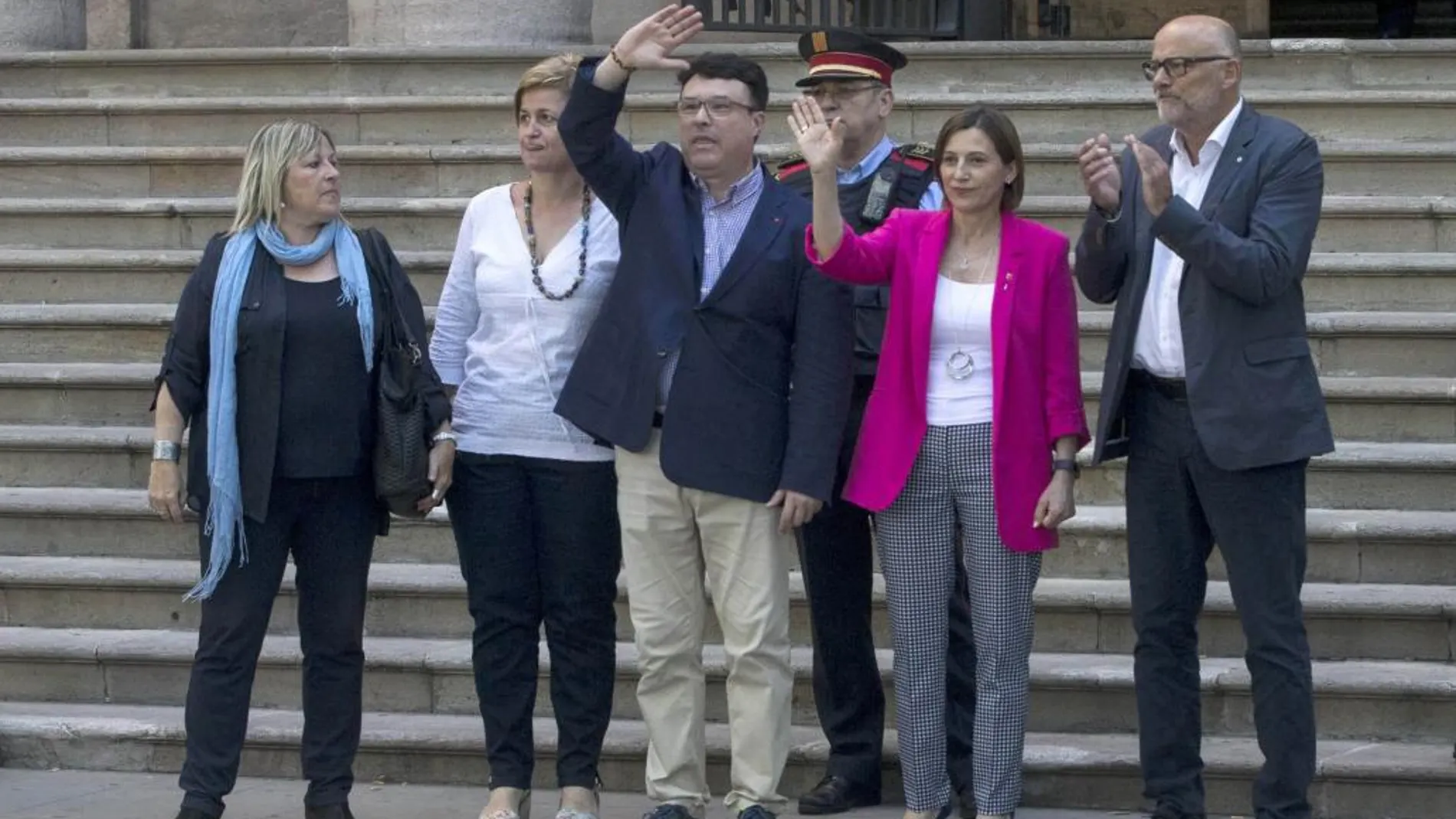 El secretario tercero de la Mesa del Parlament, Joan Josep Nuet (3i), acompañado de la presidenta del Parlament, Carme Forcadell (2d), y otros miembros de la Mesa del Parlament