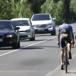 Dos ciclistas circulan por la carretera en una imagen de archivo. 