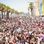 En la calles, repletas de banderas multicolor, se lleva a cabo hoy la popular «LGTB Parade» que recorre las principales vías de la ciudad desafiando los más de 30ºC de temperatura