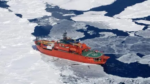 Fotografía de archivo facilitada por el departamento de medioambiente de Australia que muestra el rompehielo australiano de investigación y abastecimiento "Aurora Australis"en una localización desconocida.