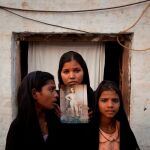 Las hijas de Asia Bibi posan con una foto de su madre en su casa de Sheikhupura, en Pakistán/Foto: Reuters
