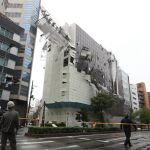 Imagen de los daños en un edificio después de que un andamio cayese como consecuencia de las fuertes rachas de viento por el tifón Jebi /Efe
