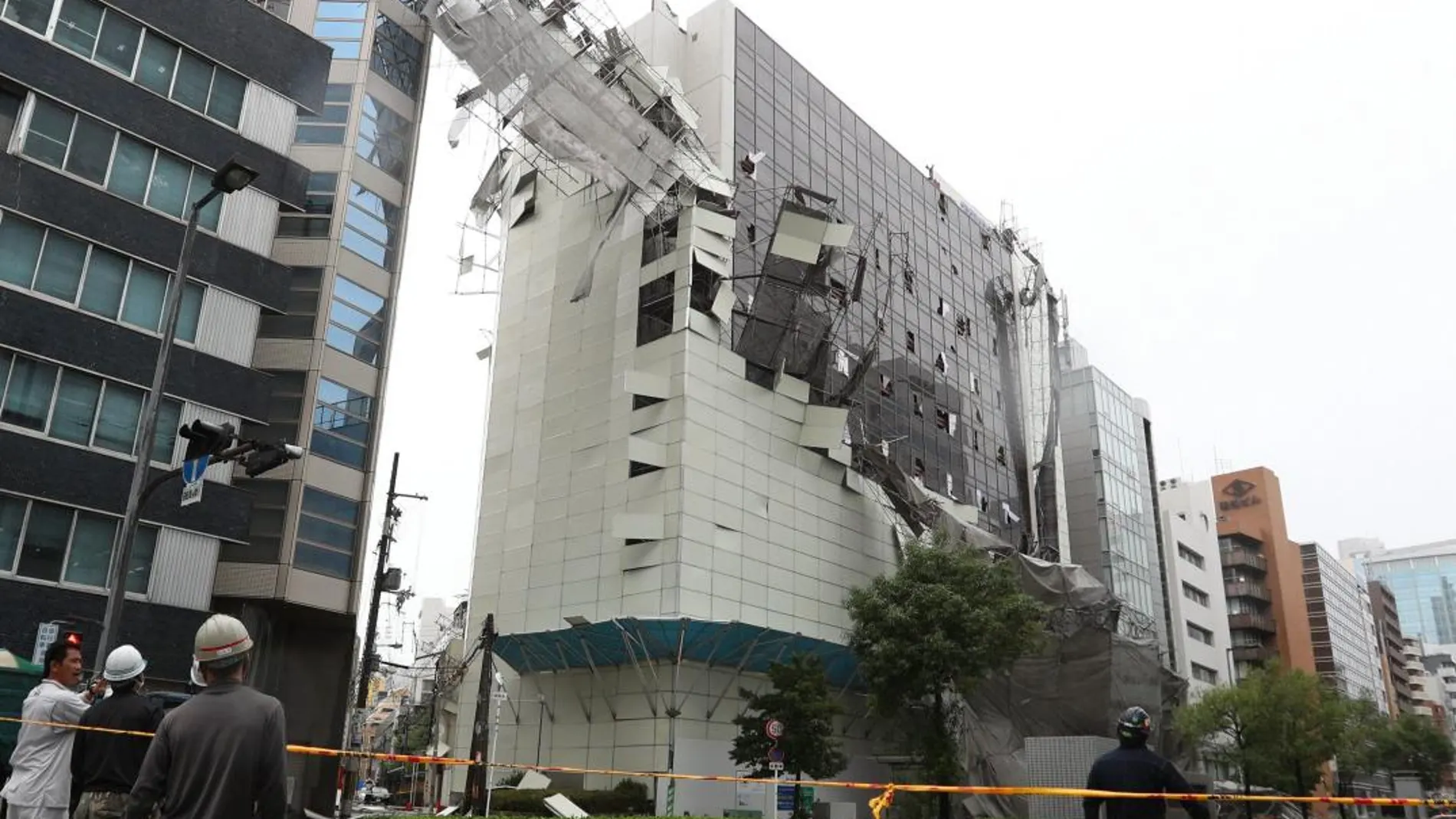 Imagen de los daños en un edificio después de que un andamio cayese como consecuencia de las fuertes rachas de viento por el tifón Jebi /Efe