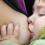 Una mujer dando de mamar a su bebé, en una imagen de archivo