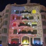 La fachada de la Pedrera ayer ante las imágenes del artista Xavi Bové