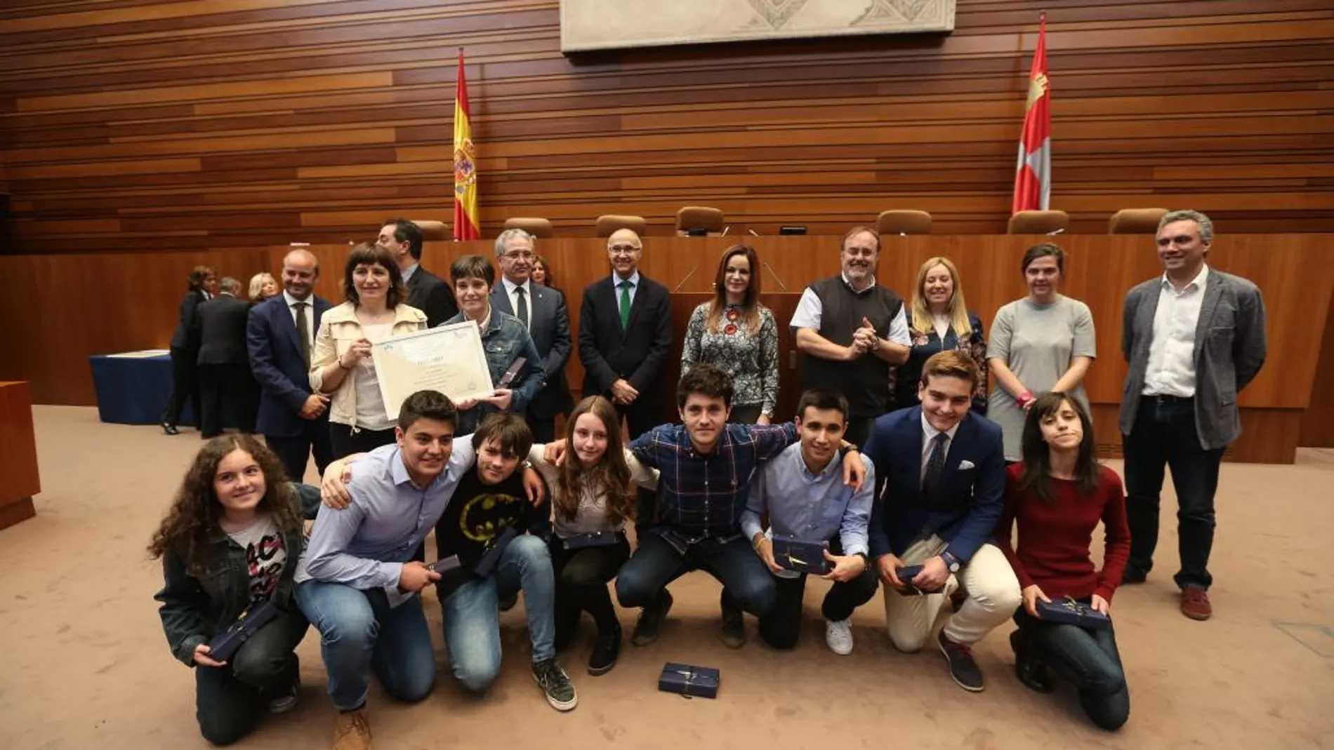 Fernando Rey, Silvia Clemente y representantes de las Cortes a los ganadores de la Liga de Debate de Bachillerato, el IES Lancia de León