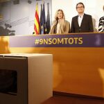El ex presidente de la Generalitat Artur Mas y las ex conselleras Joana Ortega (i) e Irene Rigau durante la rueda de prensa.