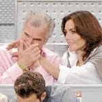 Emmanuel Schreder, futuro marido de Abascal, besa su mano en el Open de Madrid