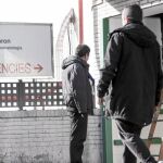 Los colegios de médicos catalanes y los sindicatos alertan de la delicada situación de los hospitales por el pico de gripe y el frío