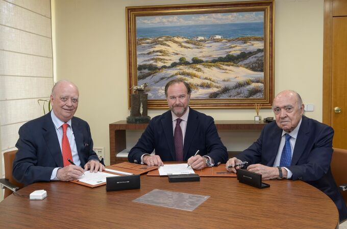 El presidente de ASISA, Dr. Francisco Ivorra, junto al presidente de Caja Rural del Sur, José Luis García-Palacios, y el consejero de Asisa y delegado en Sevilla, Dr. Gregorio Medina, durante la firma del acuerdo entre ambas instituciones / Foto: La Razón
