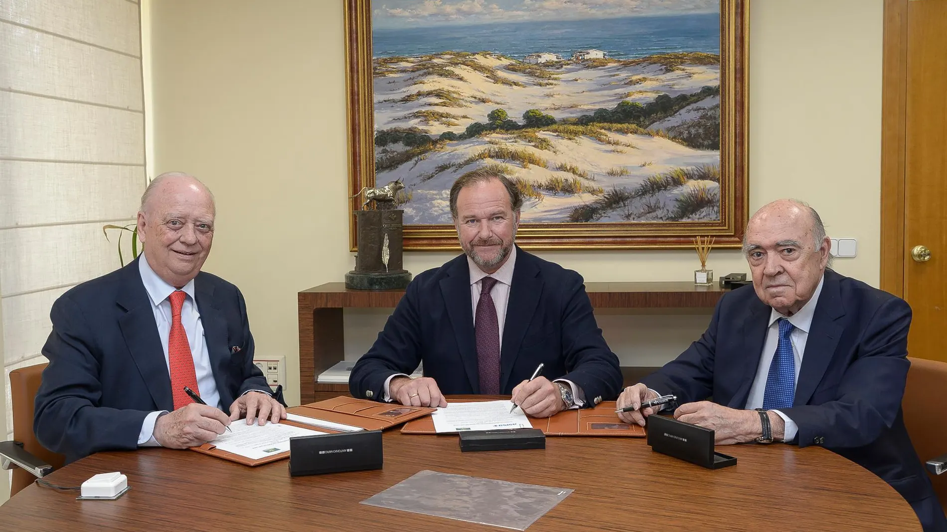 El presidente de ASISA, Dr. Francisco Ivorra, junto al presidente de Caja Rural del Sur, José Luis García-Palacios, y el consejero de Asisa y delegado en Sevilla, Dr. Gregorio Medina, durante la firma del acuerdo entre ambas instituciones / Foto: La Razón