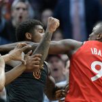 El ala-pivot de los Toronto Raptors, Serge Ibaka, suelta un puñetazo a Marquese Chriss, jugador de Cleveland Cavaliers, en la pasada madrugada en la NBA