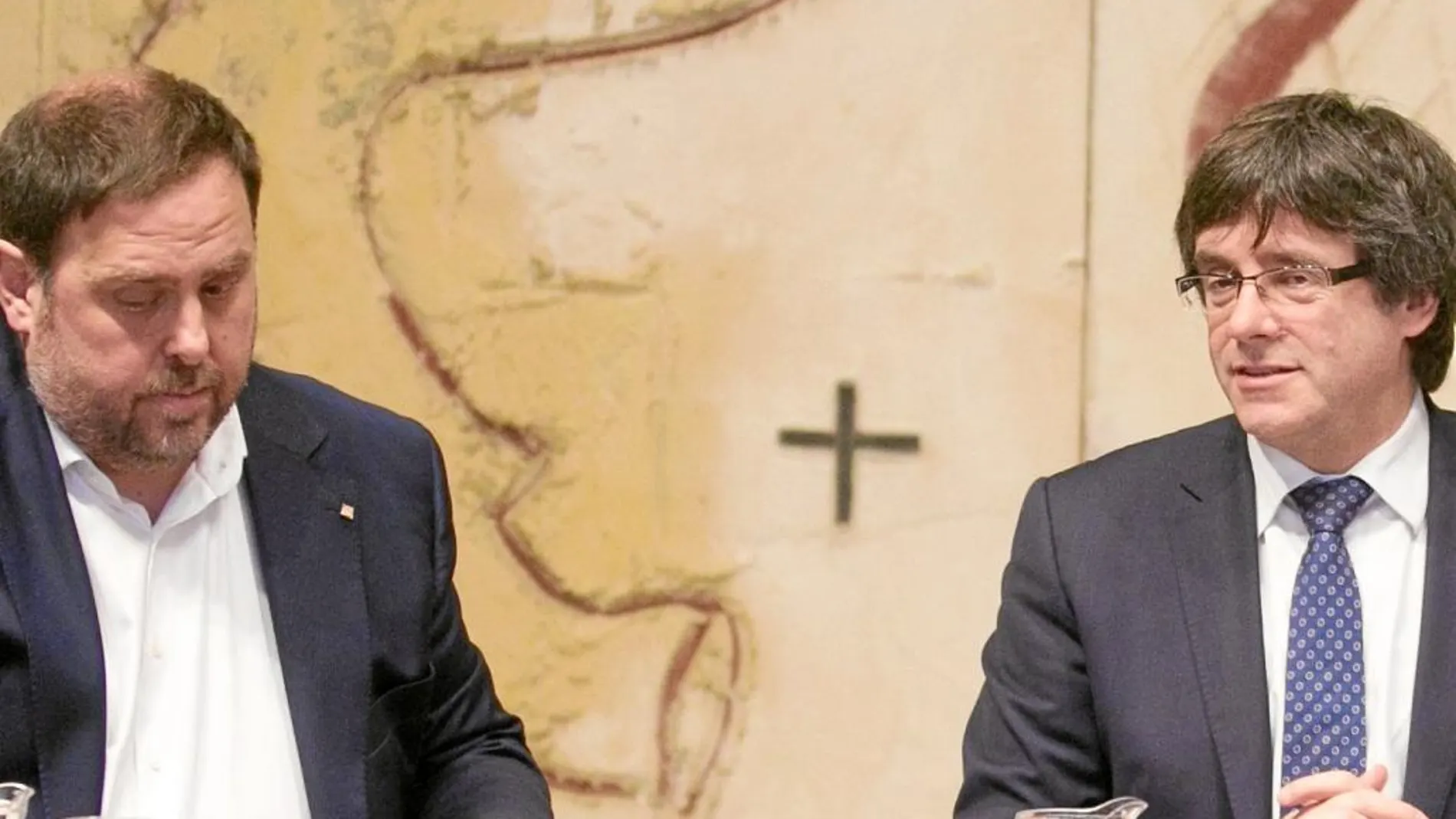 Oriol Junqueras y Carles Puigdemont, ayer durante la reunión semanal del Govern