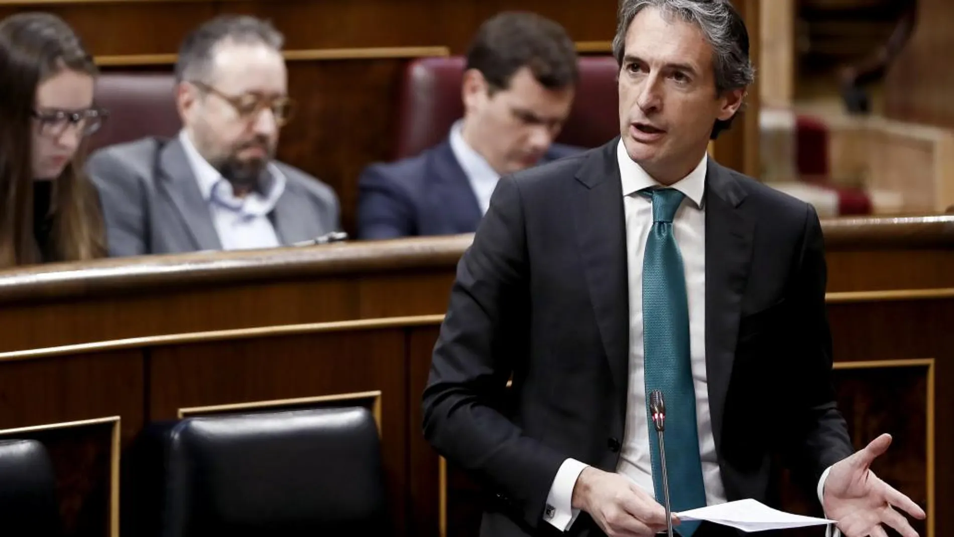 El ministro de Fomento, Íñigo de la Serna, durante su intervención en la sesión de control al Gobierno en el Congreso de los diputados, hoy en Madrid