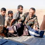 Fuerzas peshmerga kurdas detienen a militantes del Estado Islámico ayer el sur de Kirkuk