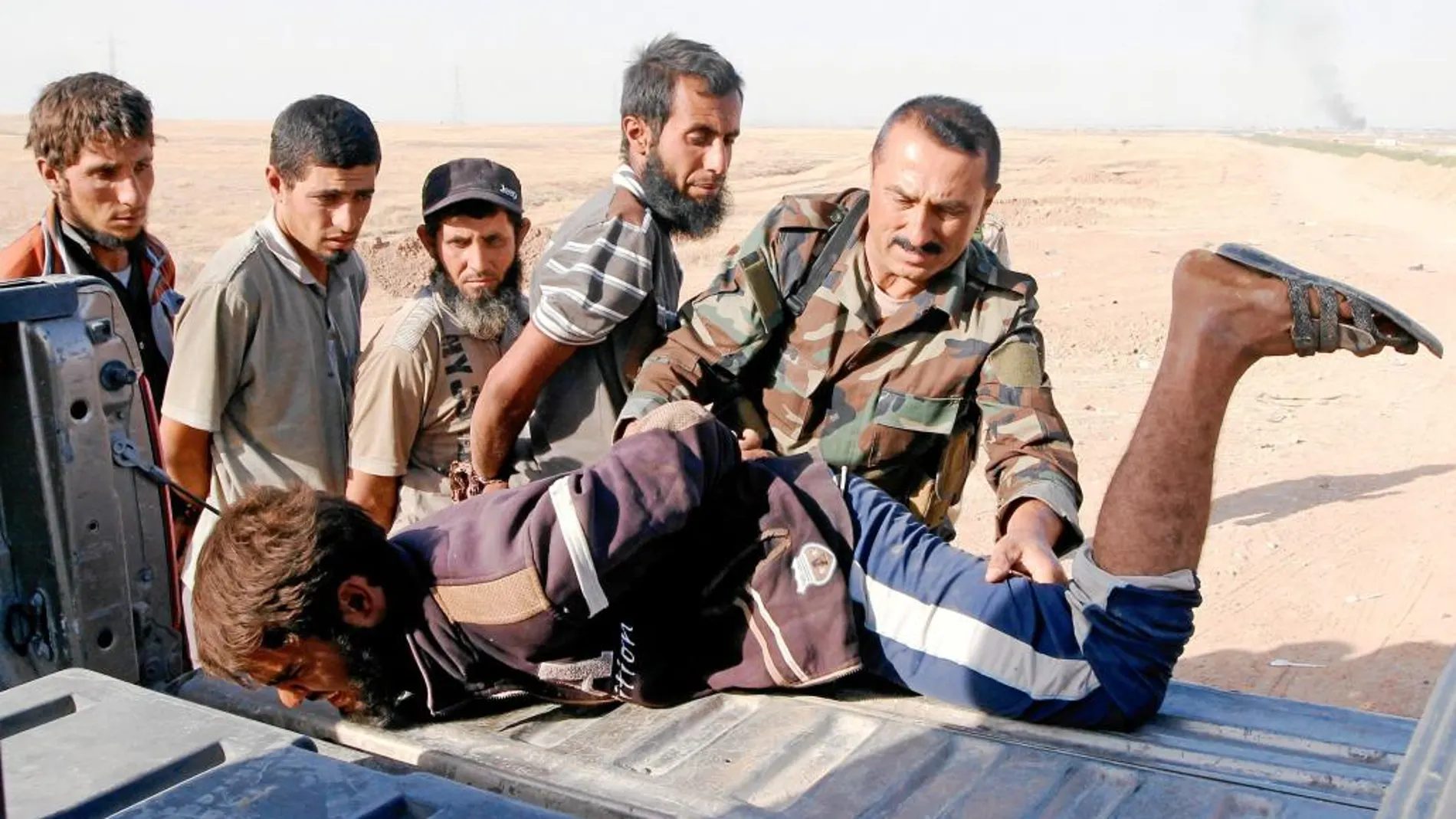 Fuerzas peshmerga kurdas detienen a militantes del Estado Islámico ayer el sur de Kirkuk