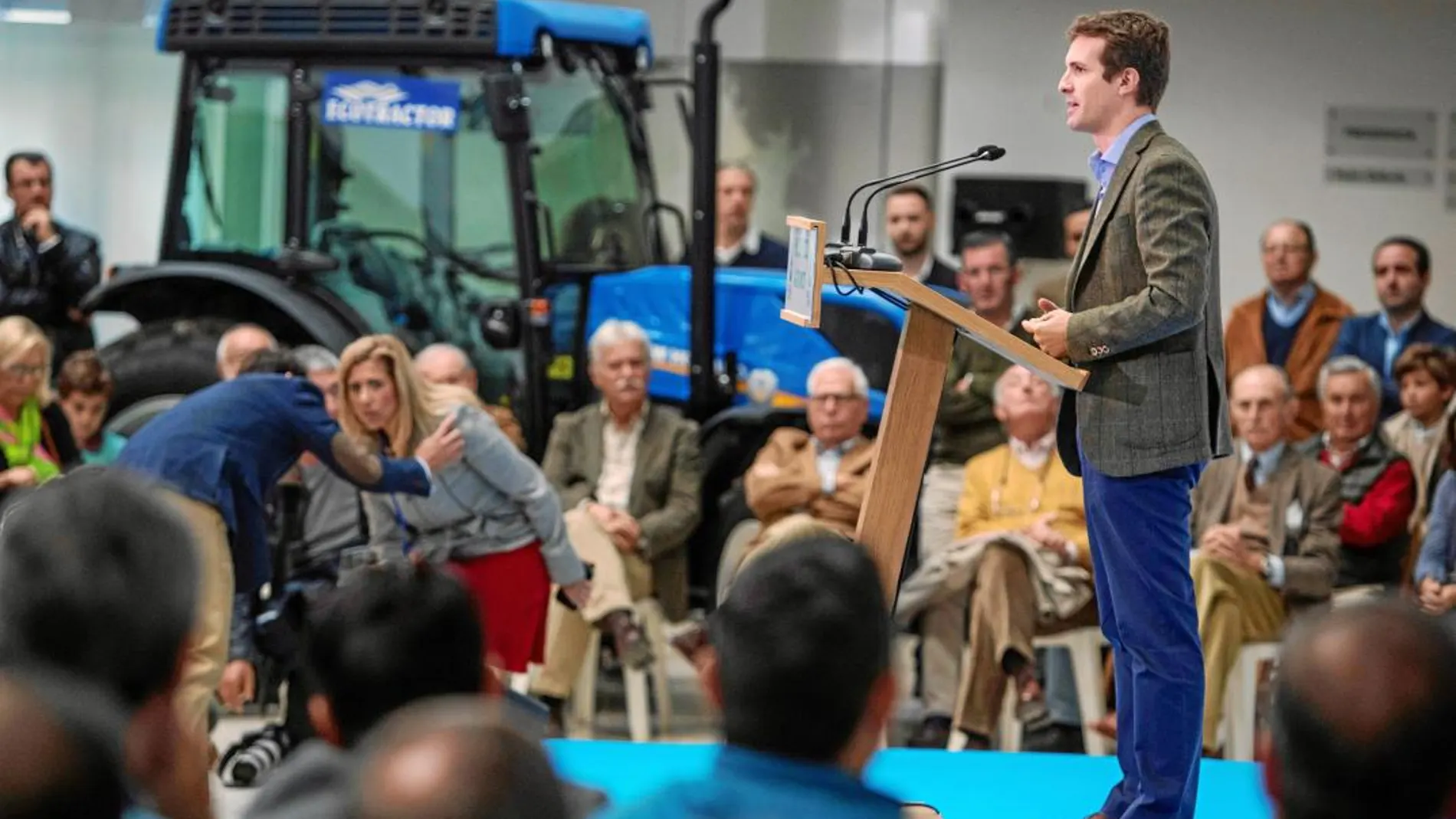El líder del PP, Pablo Casado, ayer, durante un acto con agricultores en la localidad gaditana de Jerez de la Frontera / Efe