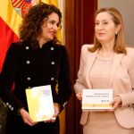 La ministra de Hacienda, María Jesús Montero, entrega a Ana Pastor el Proyecto de Presupuestos Generales del Estado/Foto: Luis Díaz
