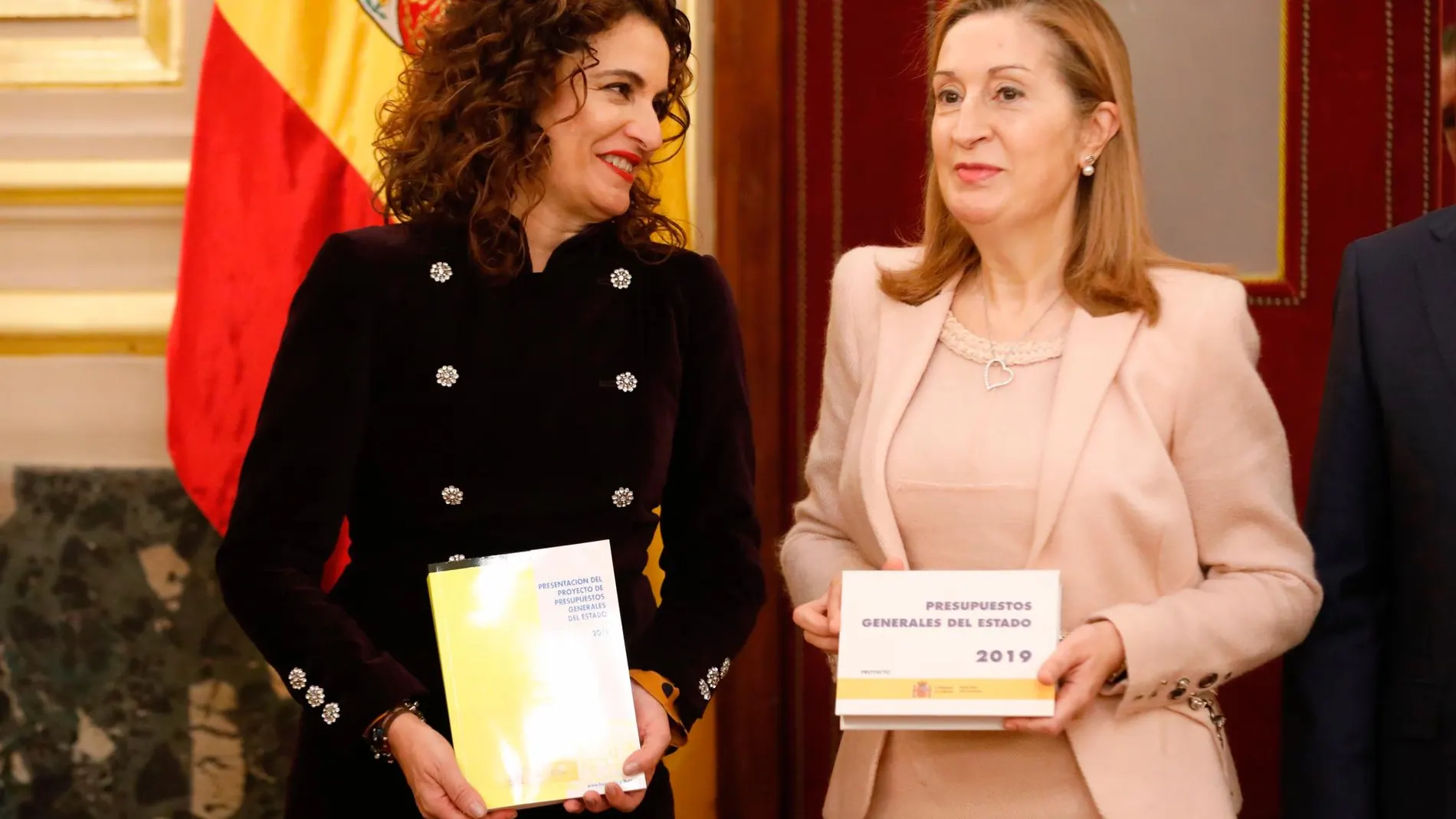 La ministra de Hacienda, María Jesús Montero, entrega a Ana Pastor el Proyecto de Presupuestos Generales del Estado/Foto: Luis Díaz