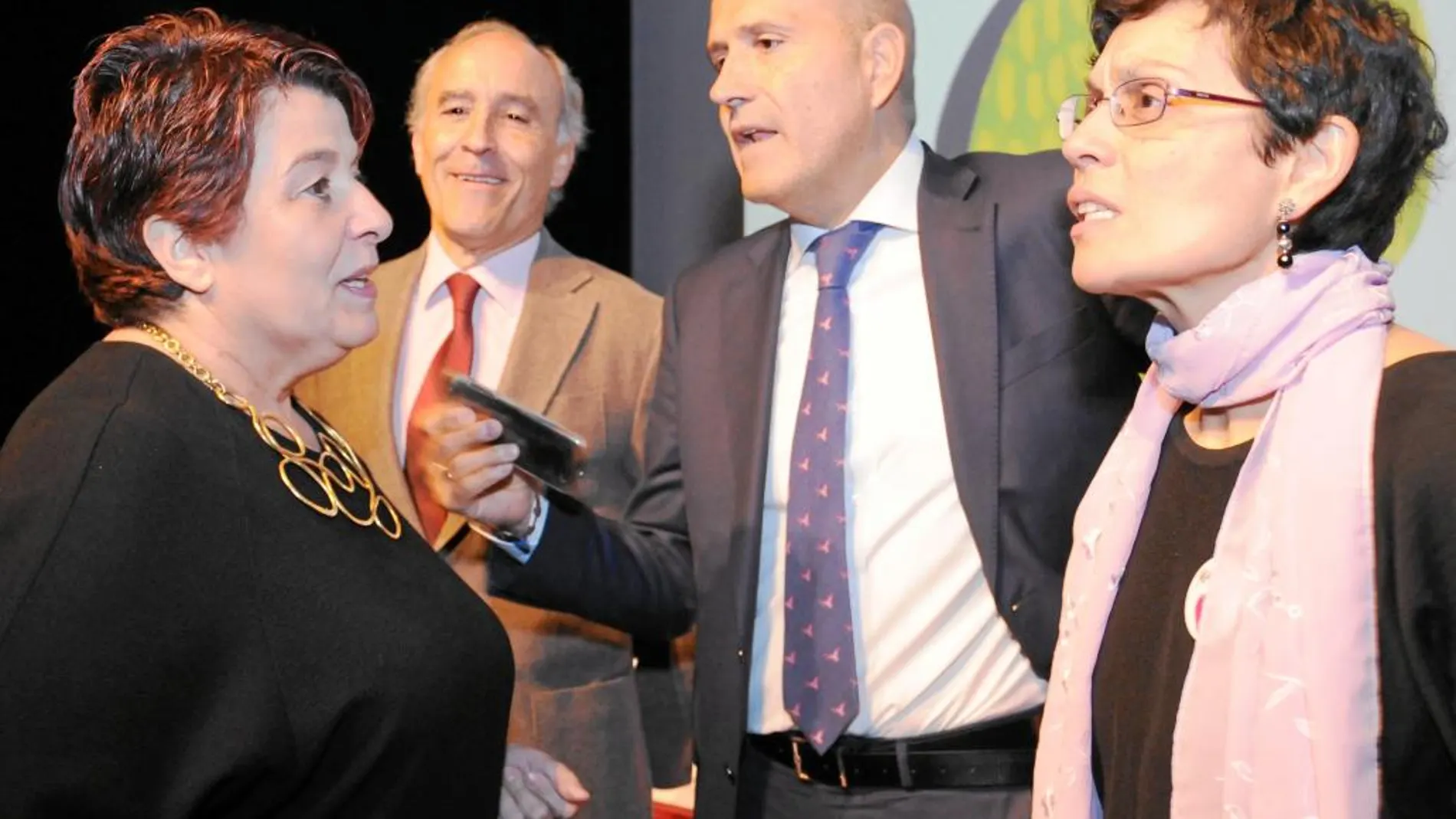 Clara Luquero presenta el encuentro junto a Marigé Santiago, Maganto y Miranda.