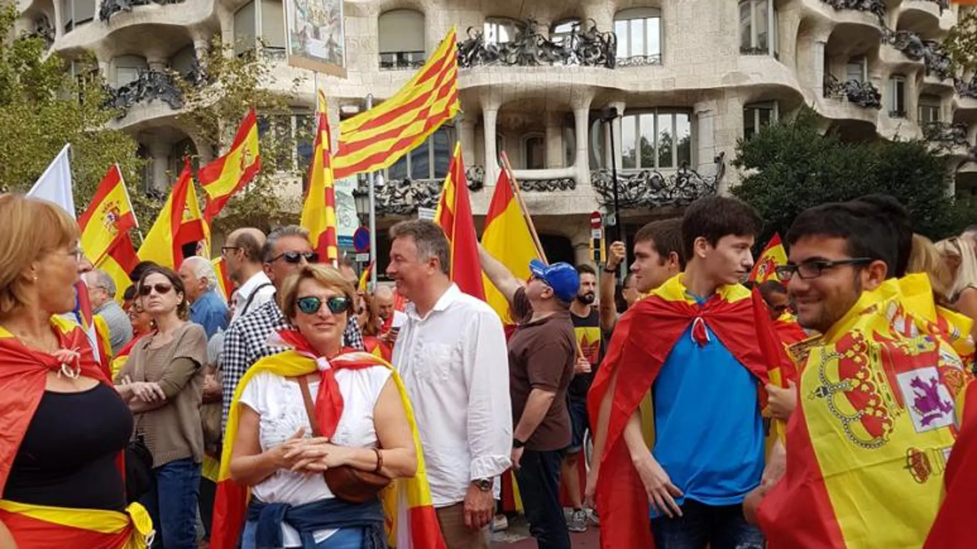Miles de personas asisten a la manifestación en Barcelona bajo el lema «Cataluña sí, España también"