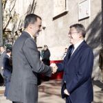 El rey Felipe VI saluda al alcalde de Valencia, Ximo Puig