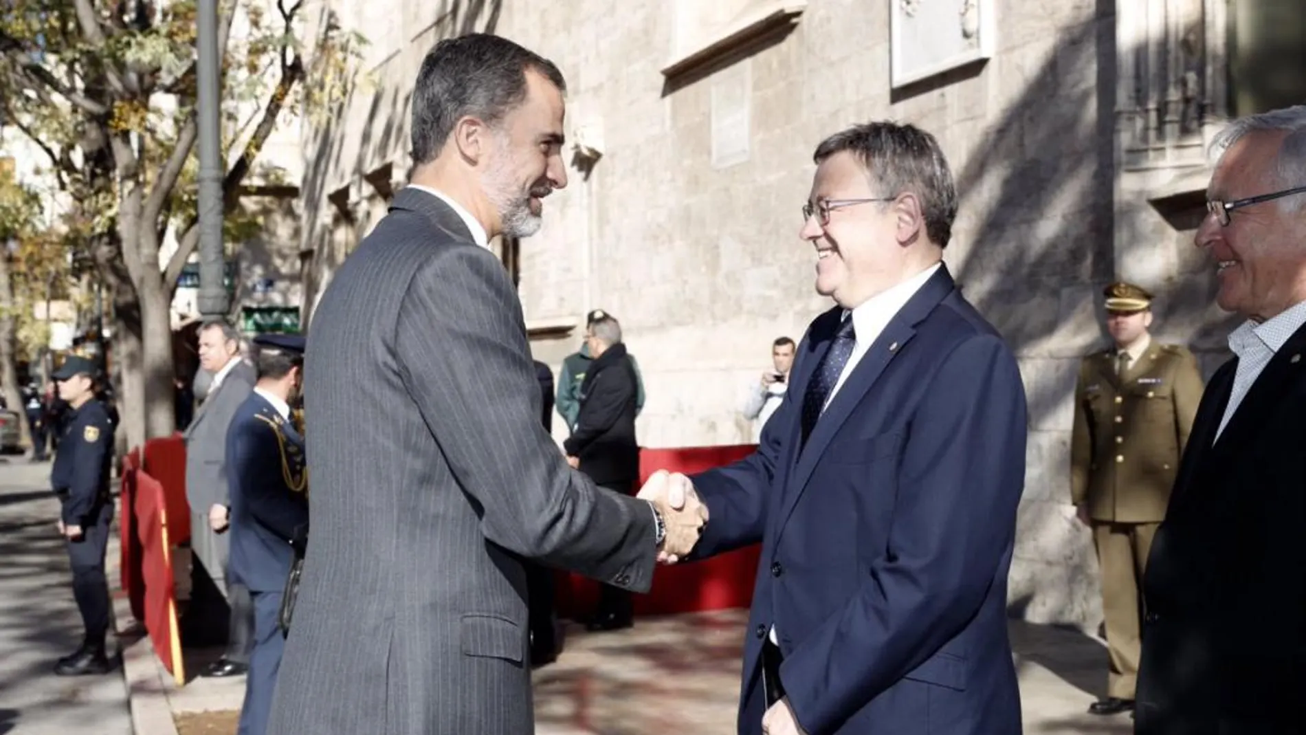El rey Felipe VI saluda al alcalde de Valencia, Ximo Puig