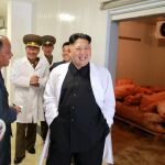 El líder norcoreano, Kim Jong Un, visita una granja de cerdos perteneciente al Ejército norcoreano