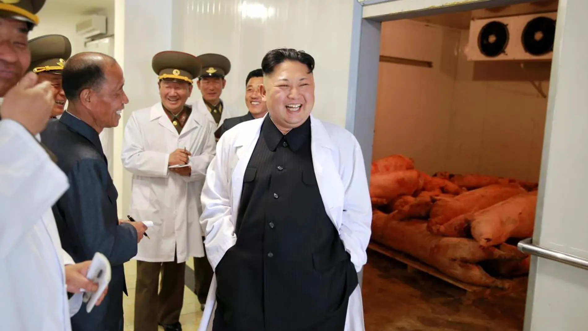 El líder norcoreano, Kim Jong Un, visita una granja de cerdos perteneciente al Ejército norcoreano