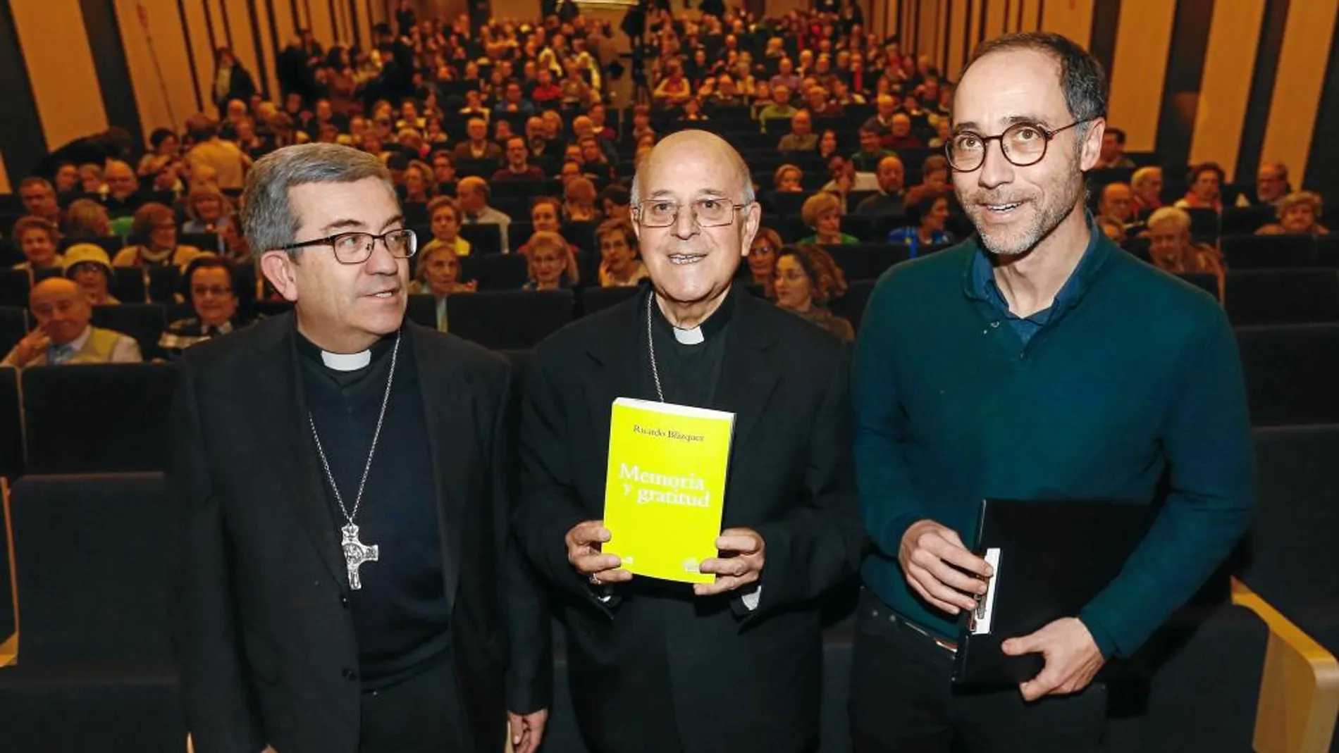El cardenal arzobispo de Valladolid, Ricardo Blázquez, presenta el libro en una abarrotada Sala Borja junto a Luis Argüello y José María Rodríguez Olaizola.