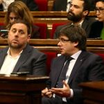 El presidente de la Generalitat, Carles Puigdemont, habla con el vicepresidente, Oriol Junqueras
