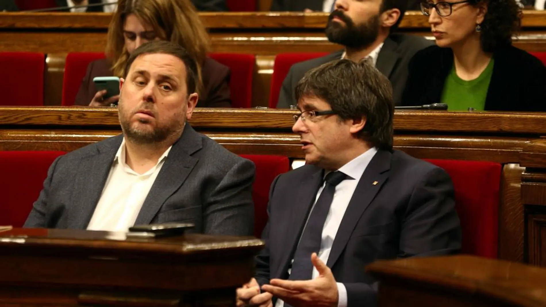 El presidente de la Generalitat, Carles Puigdemont, habla con el vicepresidente, Oriol Junqueras