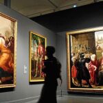 Los cuadros del pintor José Ribera «Combate de mujeres» (i), «Teodorico rey Godo» (c) y «El socorro dude Génova por el marqués de Santa Cruz» (d), en el apartado dedicado a la corte