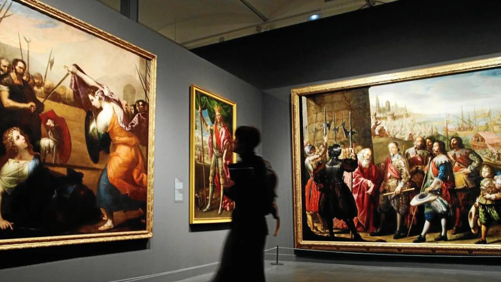 Los cuadros del pintor José Ribera «Combate de mujeres» (i), «Teodorico rey Godo» (c) y «El socorro dude Génova por el marqués de Santa Cruz» (d), en el apartado dedicado a la corte