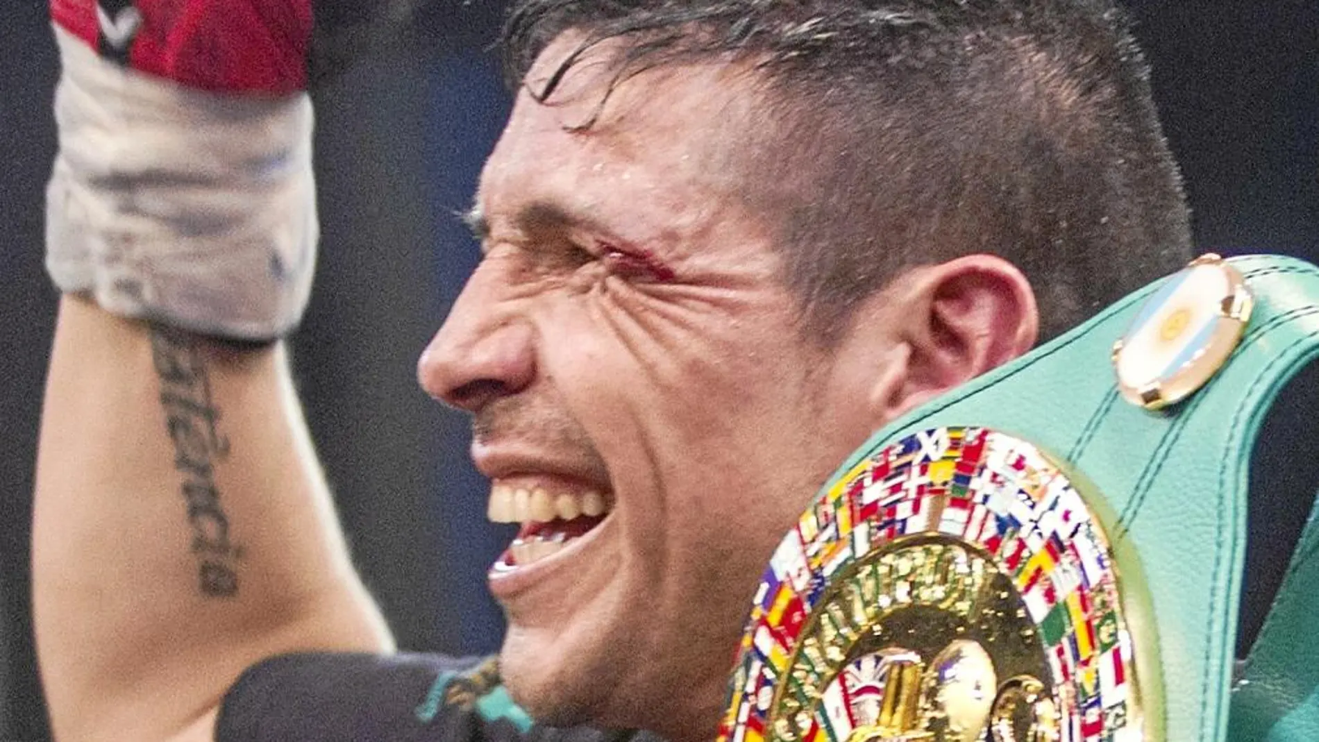Maravilla Martínez, con el cinturón de campeón del mundo