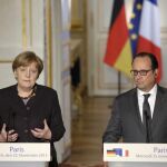 Hollande y Merkel hoy en conferencia de prensa en París.