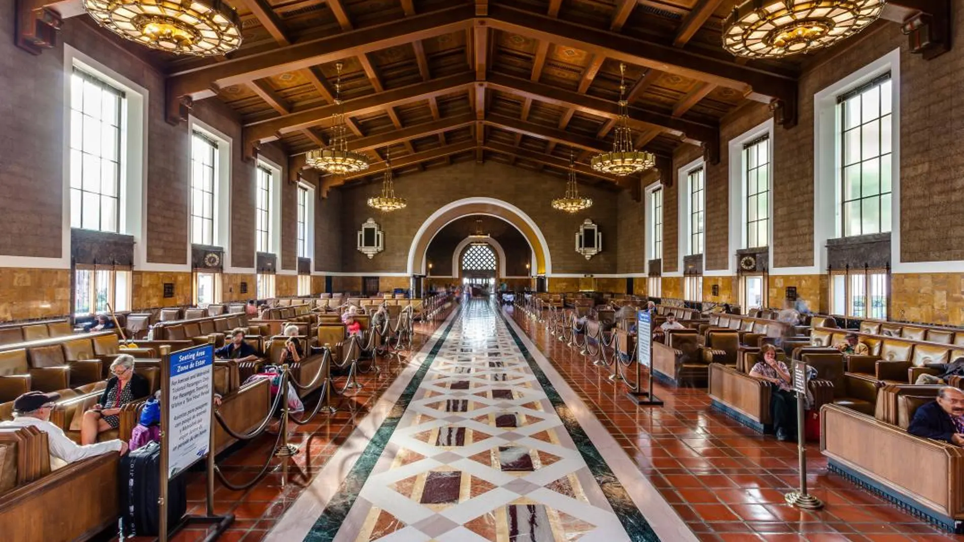 La nostalgia por las aventuras de «Pac-Man» o «Donkey Kong» y por las bandas sonoras de 8-bit ha tomado este fin de semana la estación central Union Station de Los Ángeles (EE.UU.) con «Retrocade Experience», un evento gratuito que ha reunido a casi medio centenar de maquinitas de los años setenta, ochenta y noventa / Efe