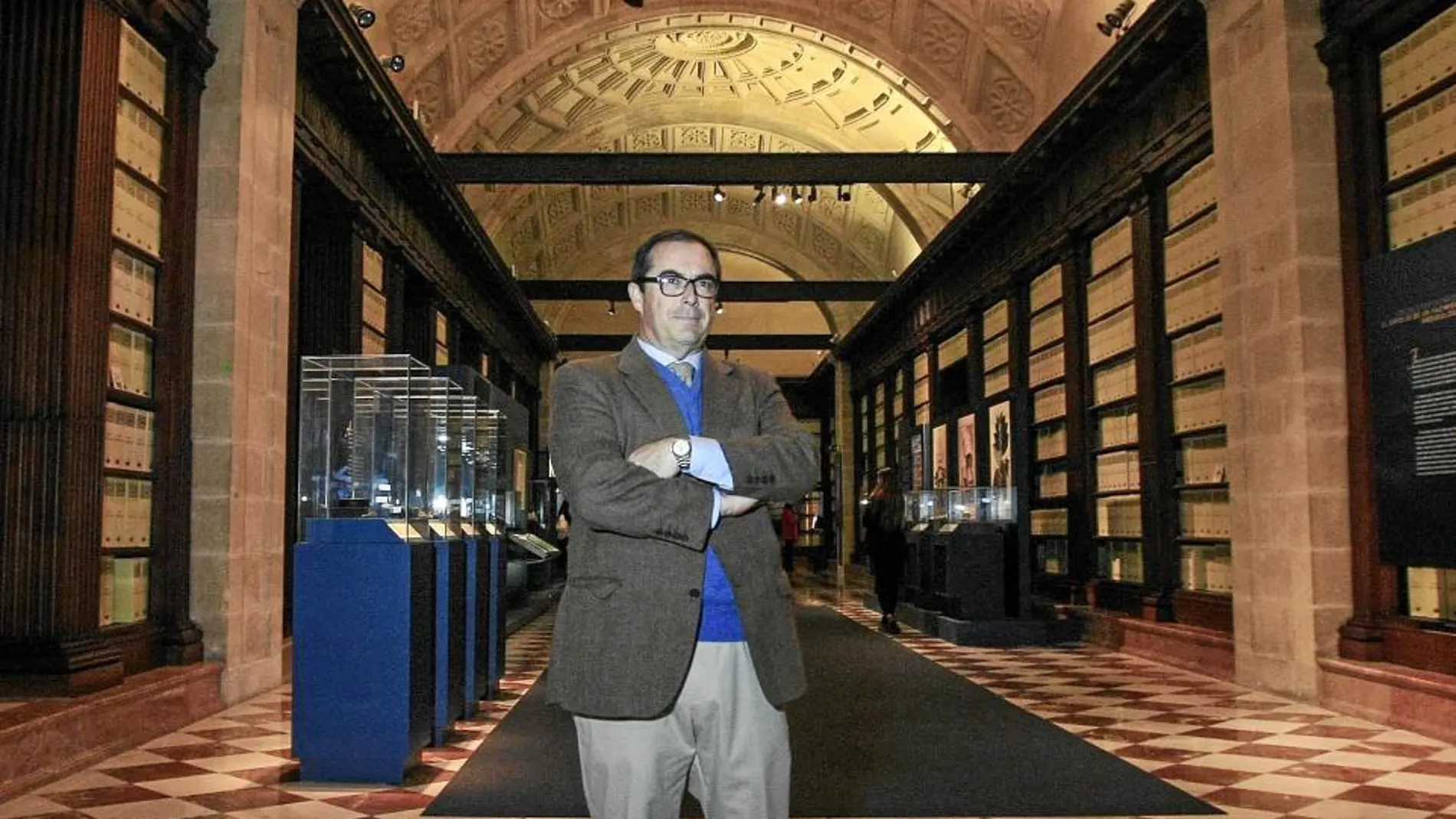Javier Solís posa paraLA RAZÓN en el Archivo de Indias, en el que se conservan documentos del galeón