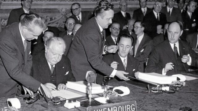 De izda. a dcha., Joseph Bech, Albert Schaus y Joseph Luns firman la creación del Euratom y la Comunidad Económica Europea en 1957