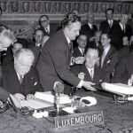 De izda. a dcha., Joseph Bech, Albert Schaus y Joseph Luns firman la creación del Euratom y la Comunidad Económica Europea en 1957