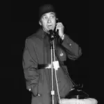 Fotografía de archivo de Miguel Gila tomada el 21 de agosto de 1983 durante una de sus actuaciones con su inseparable teléfono