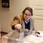 Un residente en el exterior votando en el consulado de Uruguay en las elecciones de de 2016