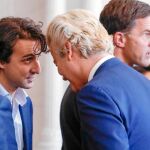 La estrella en las elecciones holandesas, el ecologista Jesse Klaver, conversa con Wilders con el triunfante primer ministro en funciones de fondo