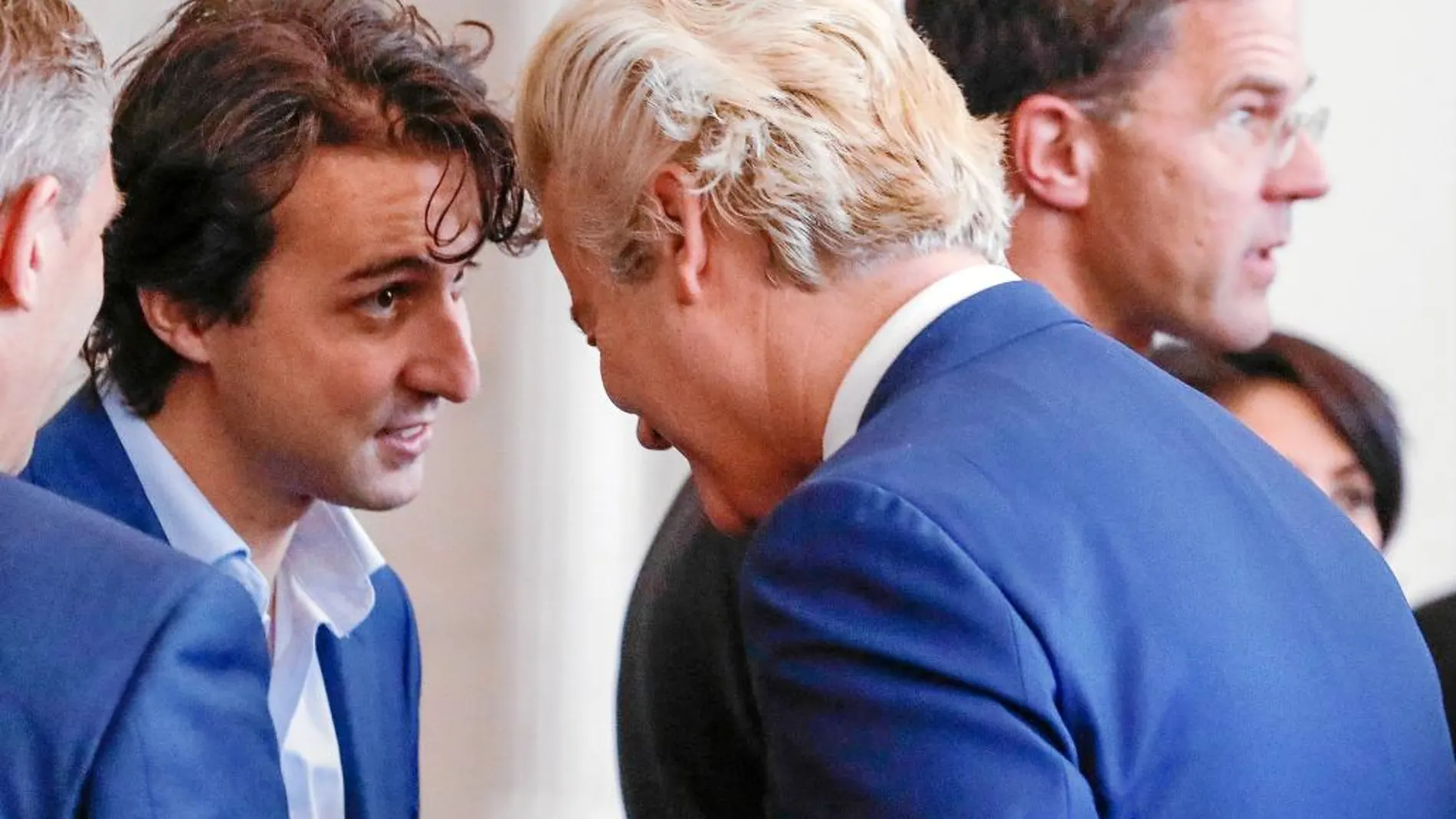La estrella en las elecciones holandesas, el ecologista Jesse Klaver, conversa con Wilders con el triunfante primer ministro en funciones de fondo