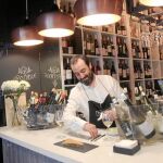 Antonio sirve un vino acompañado de empanada de rabo de toro, en Averías