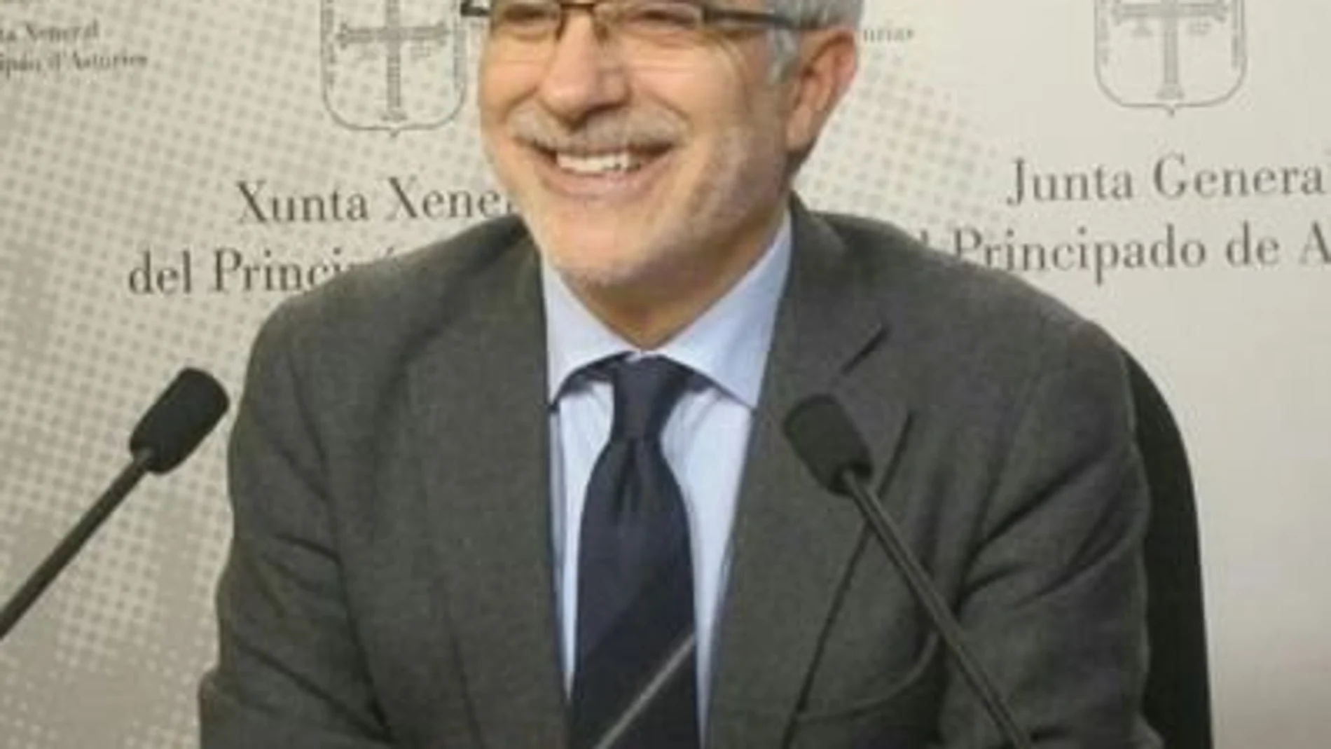 Gaspar Llamazares en una rueda de prensa en el parlamento asturiano