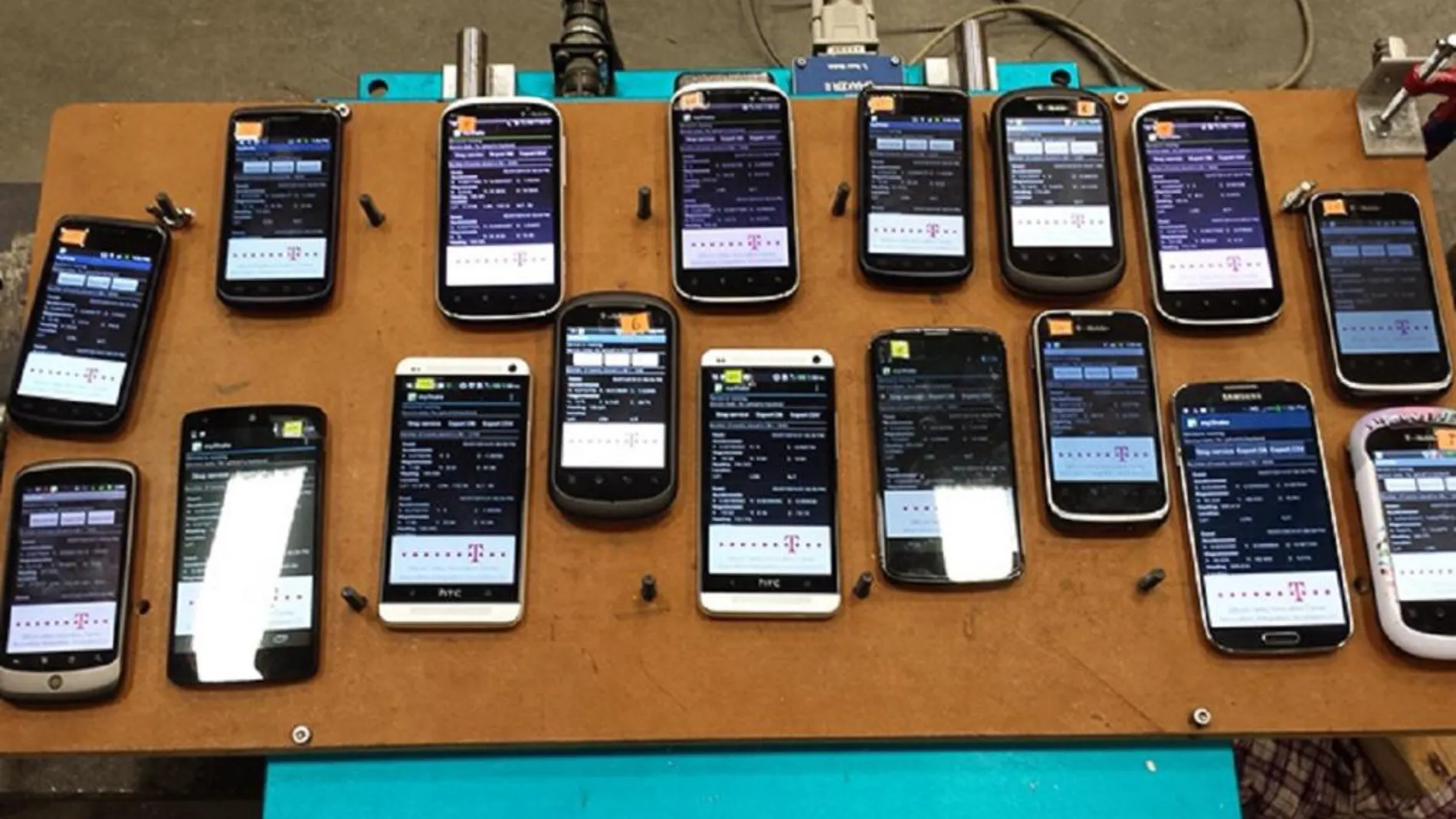 Smartphones en una mesa de agitación de la UC Berkeley