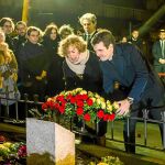 El líder del PP, Pablo Casado, coloca una corona en memoria de Gregorio Ordóñez, ayer, en Madrid