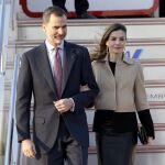 El Rey Felipe VI y la Reina Letizia conversan a su llegada hoy al aeropuerto de Haneda en Tokio