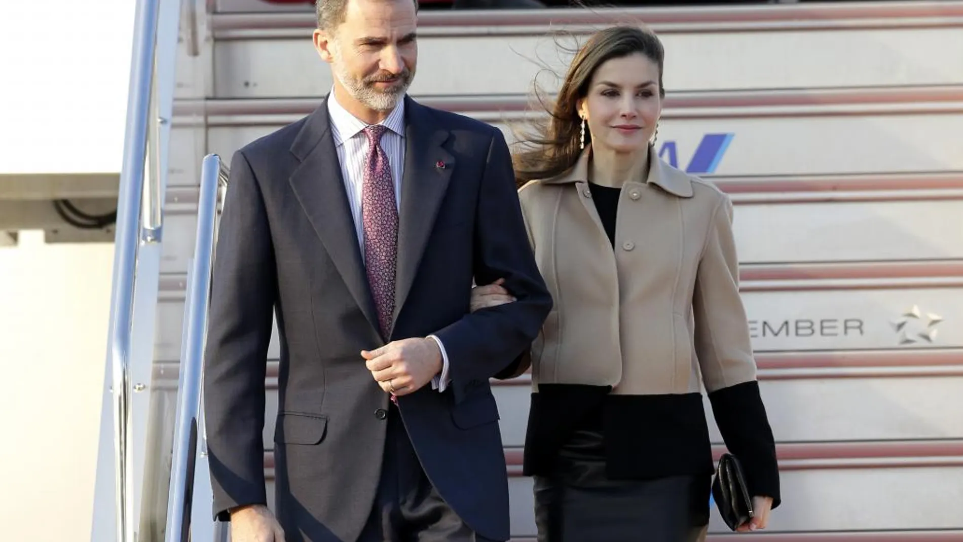 El Rey Felipe VI y la Reina Letizia conversan a su llegada hoy al aeropuerto de Haneda en Tokio